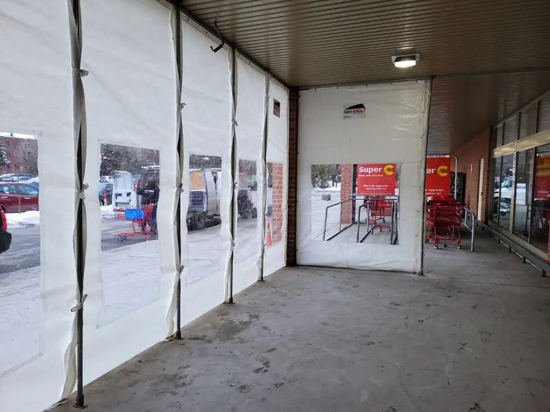 Intérieur d'un corridor d'entrée couvert dans une épicerie