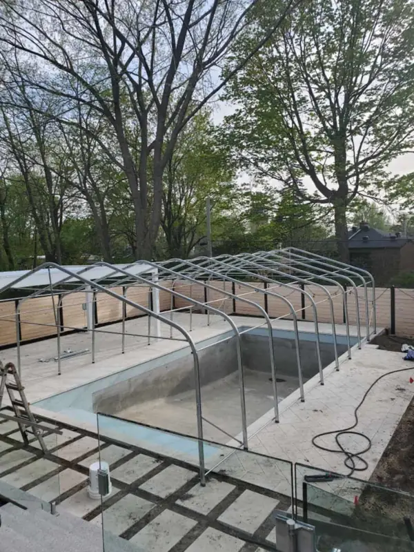 Structure de l'abri de piscine montée avant la pose de la toile