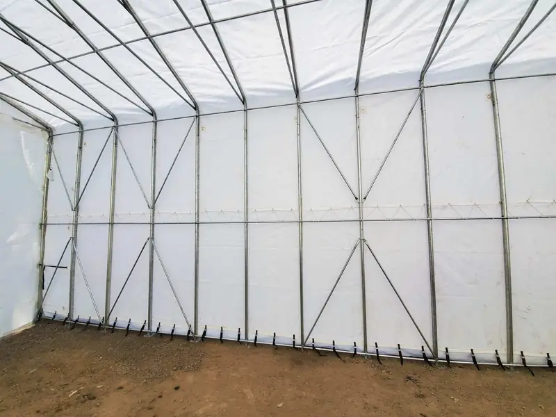 Mur de bout et structure d'un grand abri d'entreposage
