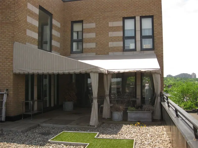 Auvent au-dessus d'une terrasse dans un immeuble de brique