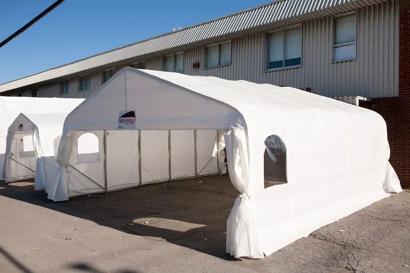 Abri d'auto double à côté d'un immeuble
