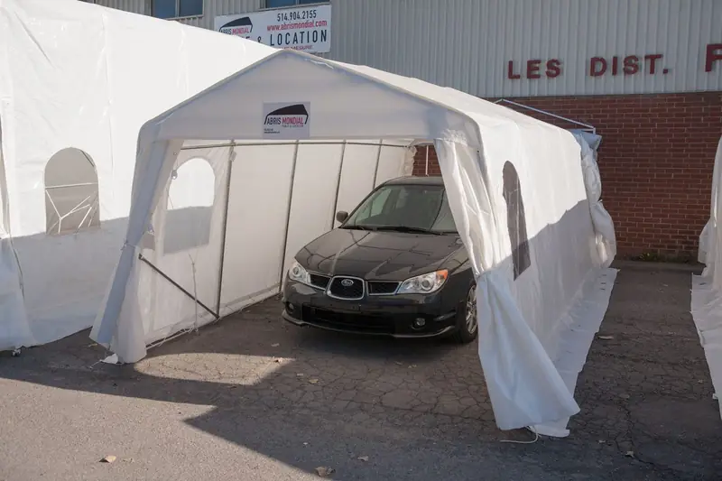 Abri d'auto avec les portes de bout ouvertes